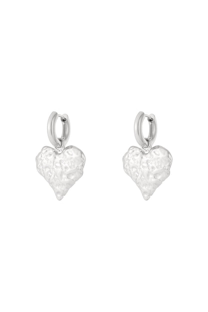 Goud RVS Hart Oorbellen Goud – Textured Heart Hoop Statement – lifestyle shot | Tudor Gems