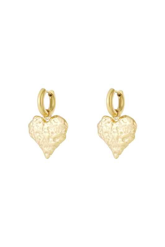 Goud RVS Hart Oorbellen Goud – Textured Heart Hoop Statement – productfoto | Tudor Gems