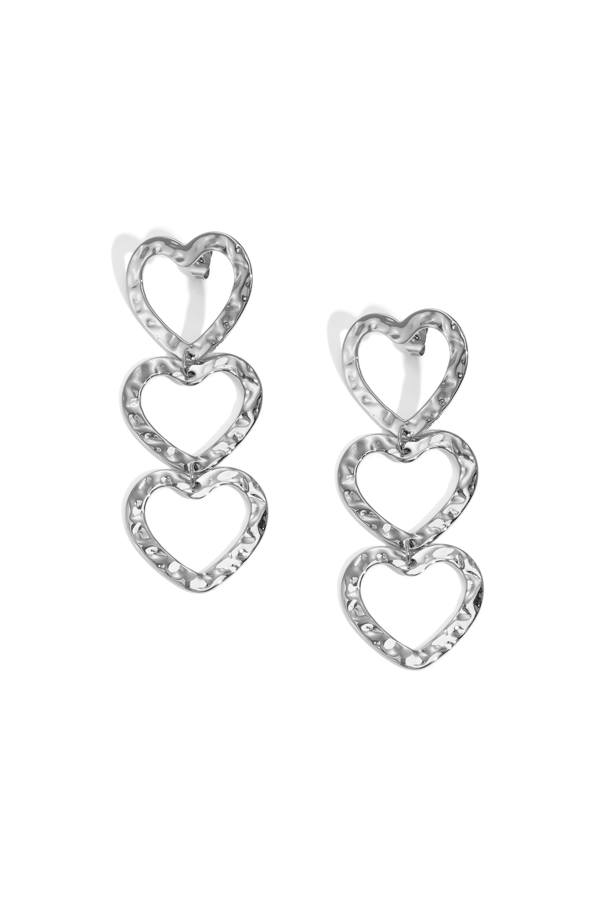 Goud & Zilver RVS Oorbellen Triple Heart Dangle – Goud & Zilver – lifestyle shot | Tudor Gems