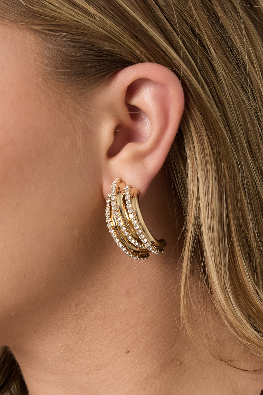 Goud & Zilver Aurielle Crystal Wave Hoop Oorbellen RVS Goud & Zilver – gedragen op model | Tudor Gems