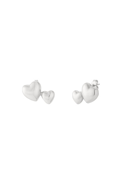 Goud & Zilver Luna Heart Stud Oorbellen RVS Goud & Zilver – gedragen op model | Tudor Gems