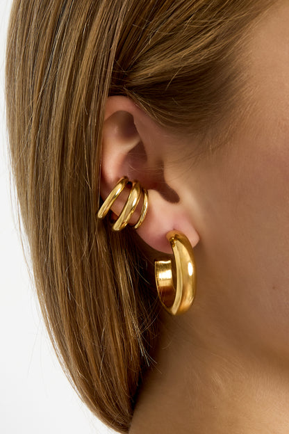 Tessa Drielaags Ear Cuff RVS Goud – close-up gedragen op model | Tudor Gems
