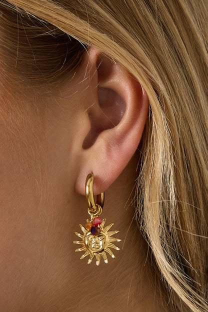 Goud Solara Sun Drop Oorbellen RVS Goud & Bruin – gedragen op model | Tudor Gems