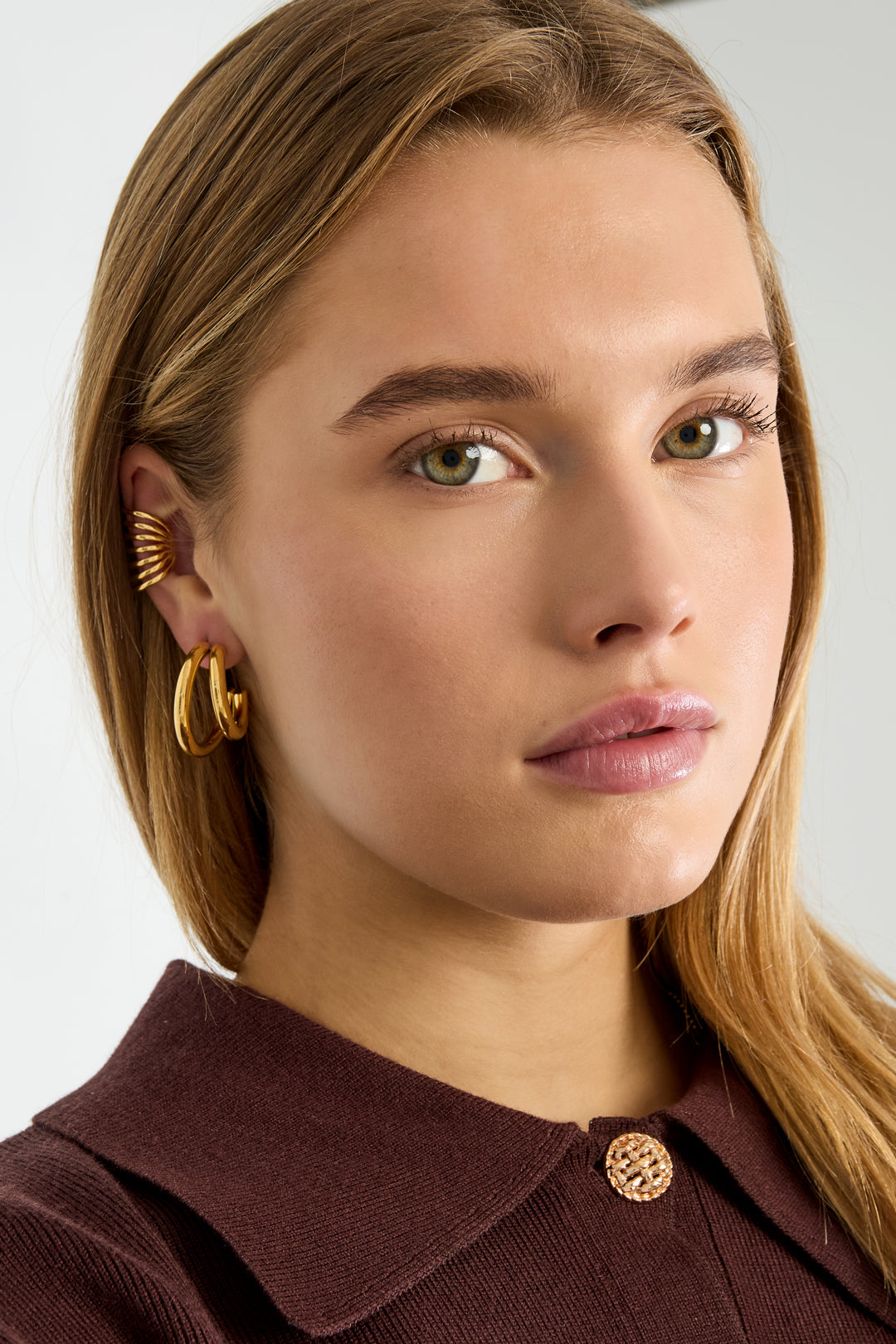 Yara Golf Ear Cuff RVS Goud – gedragen op model | Tudor Gems
