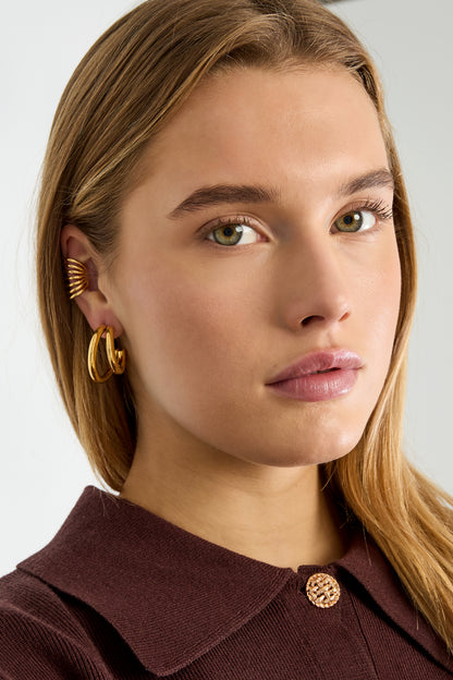 Yara Golf Ear Cuff RVS Goud – gedragen op model | Tudor Gems