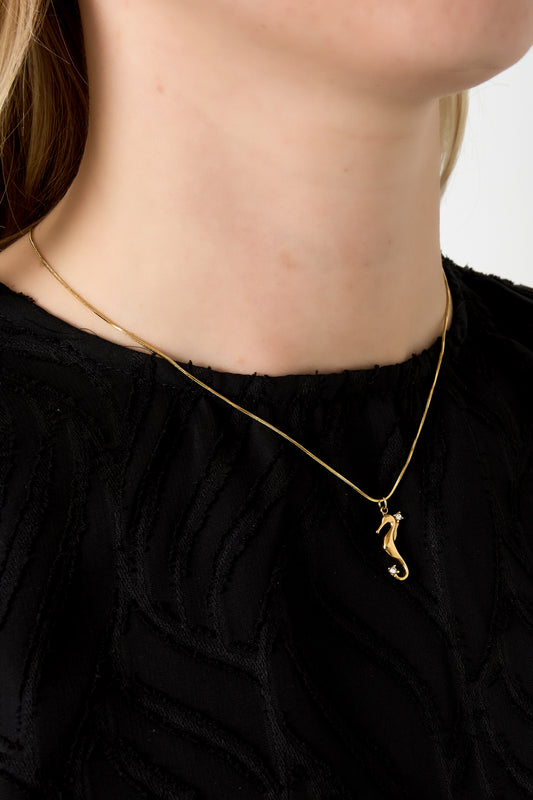 Marina Zeepaard Ketting close-up RVS Goud | Tudor Gems