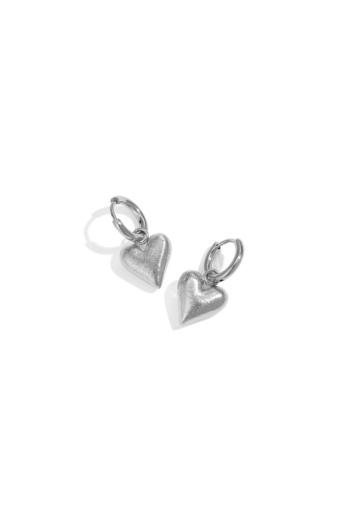 Goud & Zilver Velora Heart Drops – Hart Oorbellen RVS Goud & Zilver – lifestyle shot | Tudor Gems