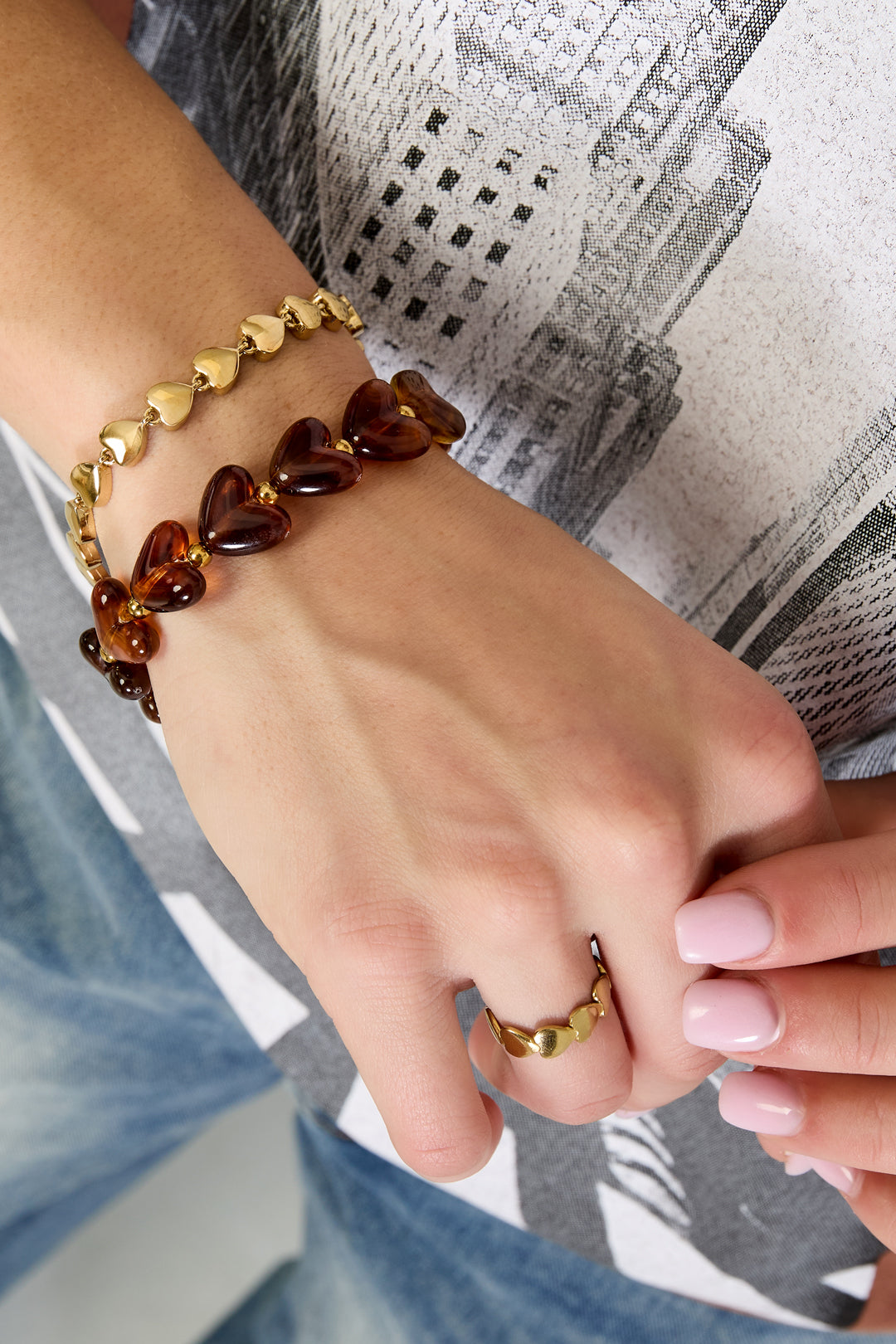 Goud & Roze Sweet Pulse Heart Bracelet – Kralen Hart Armband RVS Goud & Kleuren – gedragen op model | Tudor Gems