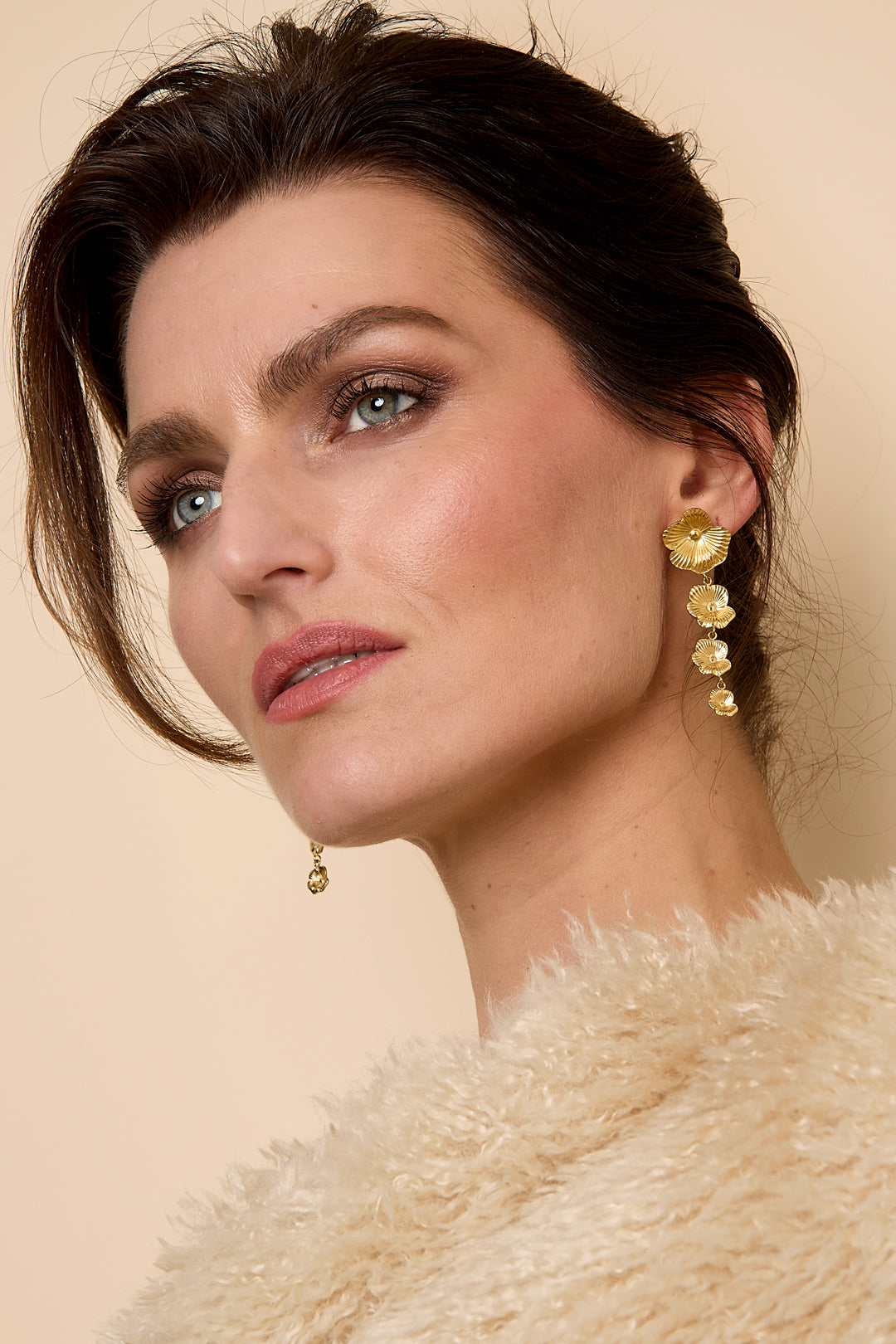 Goud & Zilver Livia Bloom Flower Oorbellen RVS Goud & Zilver – detail close-up | Tudor Gems