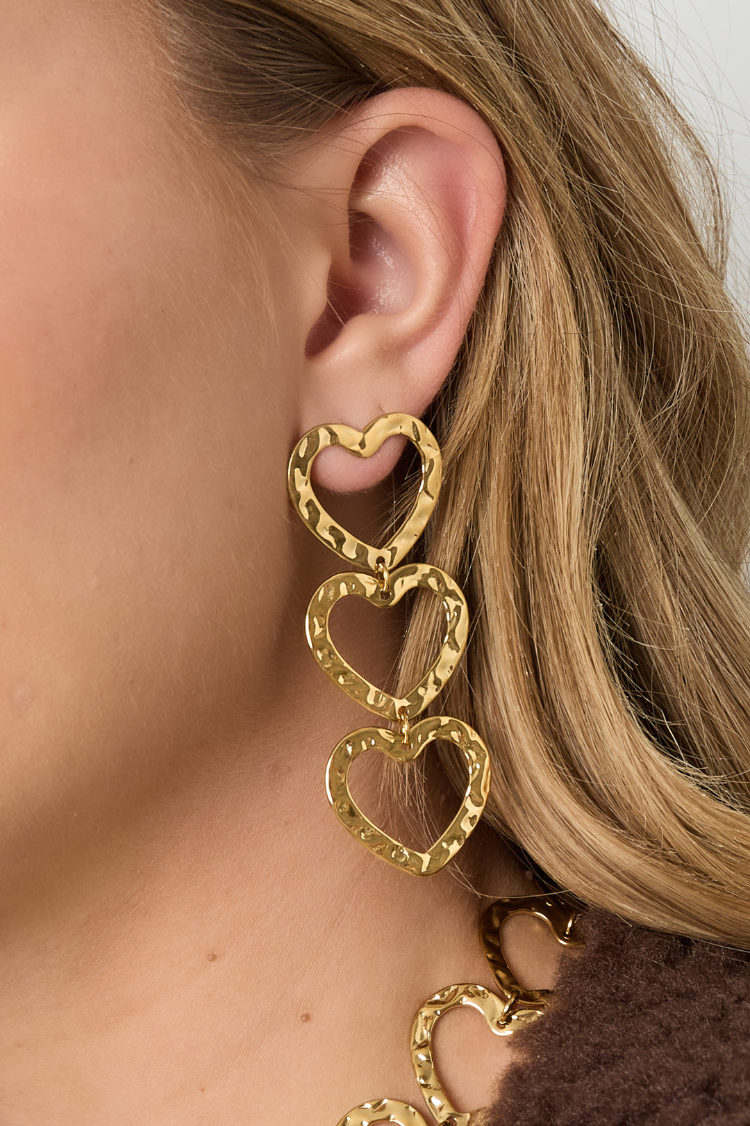 Goud & Zilver RVS Oorbellen Triple Heart Dangle – Goud & Zilver – gedragen op model | Tudor Gems