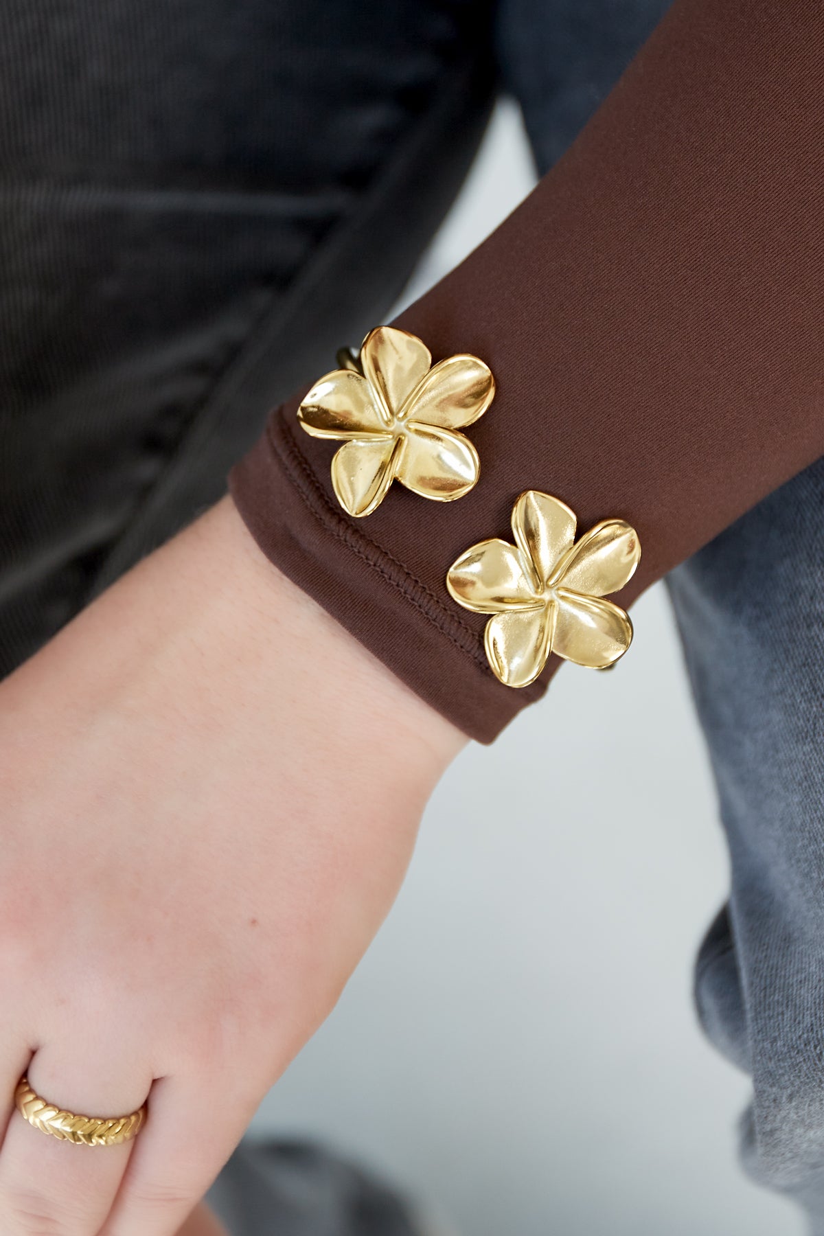 Zilver Luna Flower Duo Cuff Armband RVS Zilver – gedragen op model | Tudor Gems