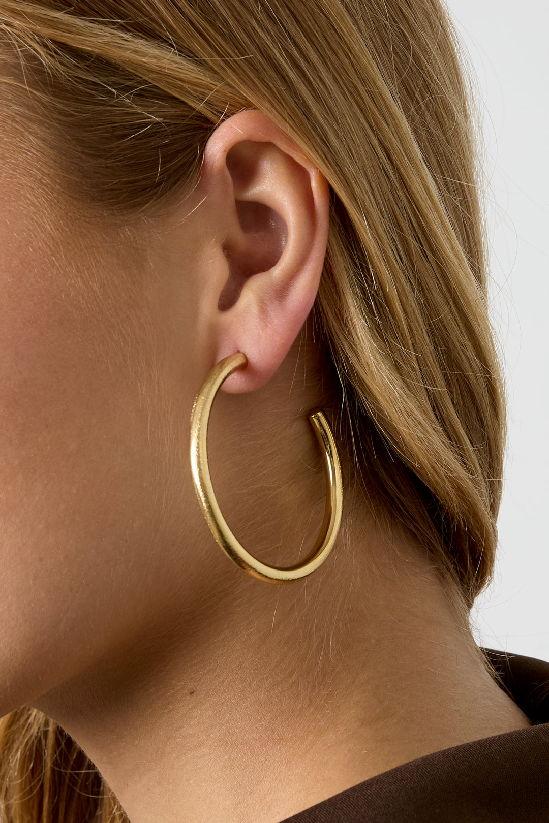 Goud & Zilver Minimal Chic Hoops – RVS Creolen Dames Goud & Zilver – lifestyle shot | Tudor Gems