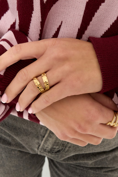 Goud Textured Double Ring – Goudkleurig Stainless Steel RVS – gedragen op model | Tudor Gems