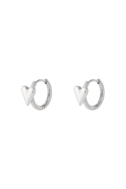 Goud & Zilver Nova Amour Mini Heart Hoop Oorbellen RVS – Goud & Zilver – gedragen op model | Tudor Gems
