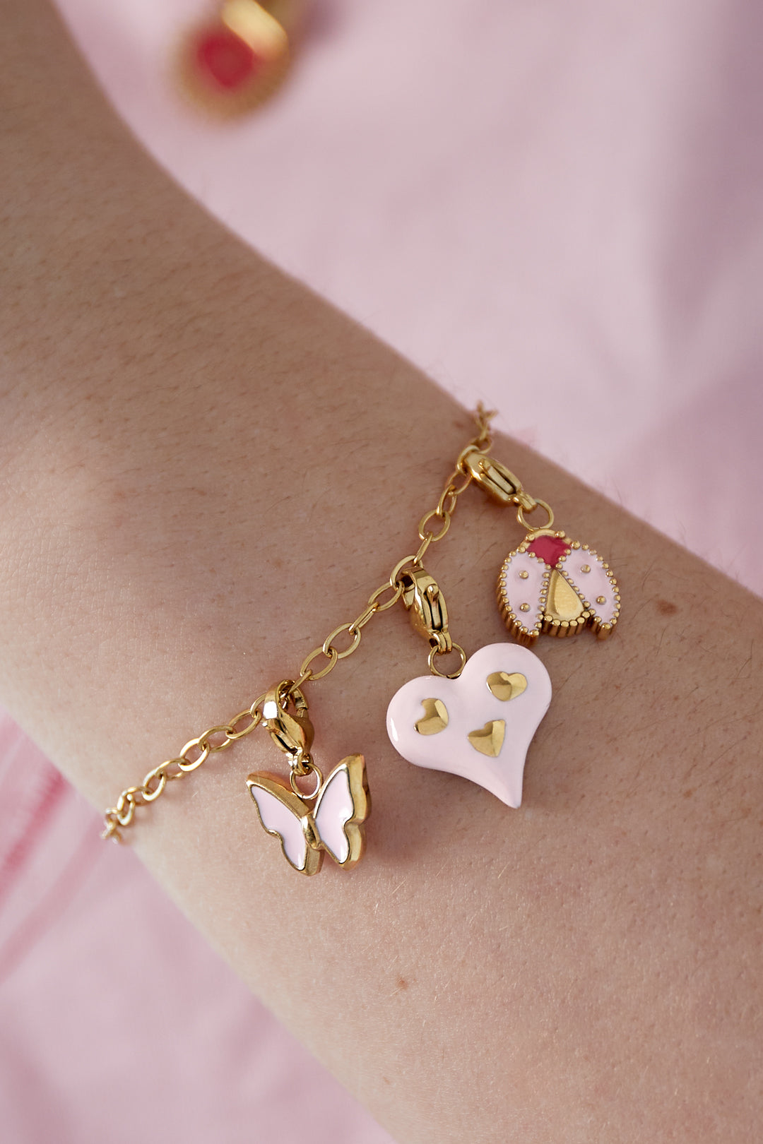 Goud & Roze Pink Heart & Butterfly Bedel Armband RVS Goud – detail close-up | Tudor Gems