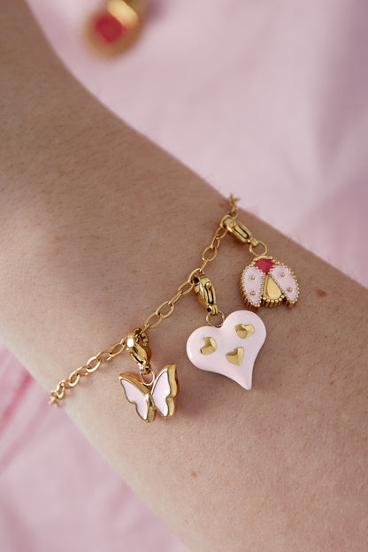 Goud & Roze Pink Heart & Butterfly Bedel Armband RVS Goud – detail close-up | Tudor Gems