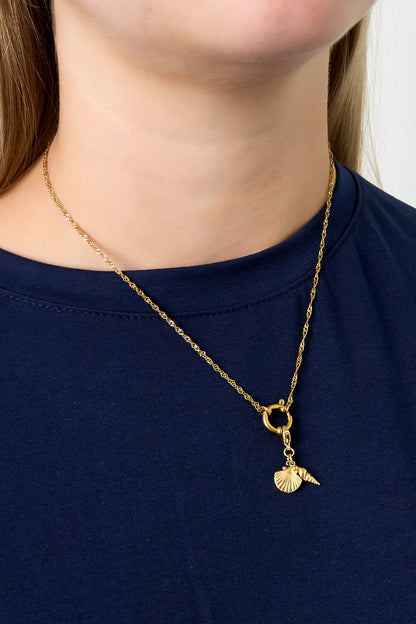 Goud Nova Minimal Necklace – Gouden RVS Ketting voor Dames – lifestyle shot | Tudor Gems