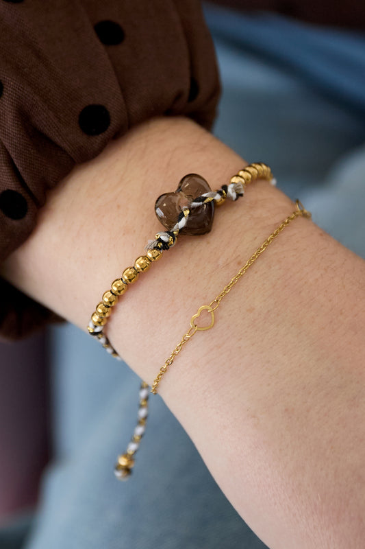 Hartjes armband goud gedragen om de pols, gecombineerd met een kralenarmband — Tudor Gems
