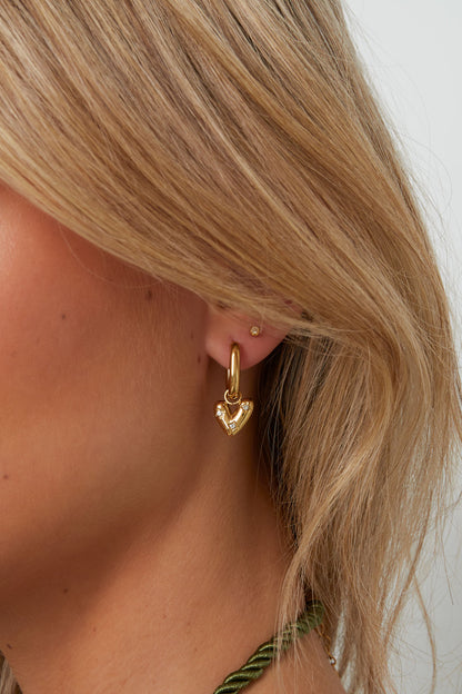 Goud Heart Drip™ – Hart Drop Oorbellen RVS Goud met Rhinestones – detail close-up | Tudor Gems