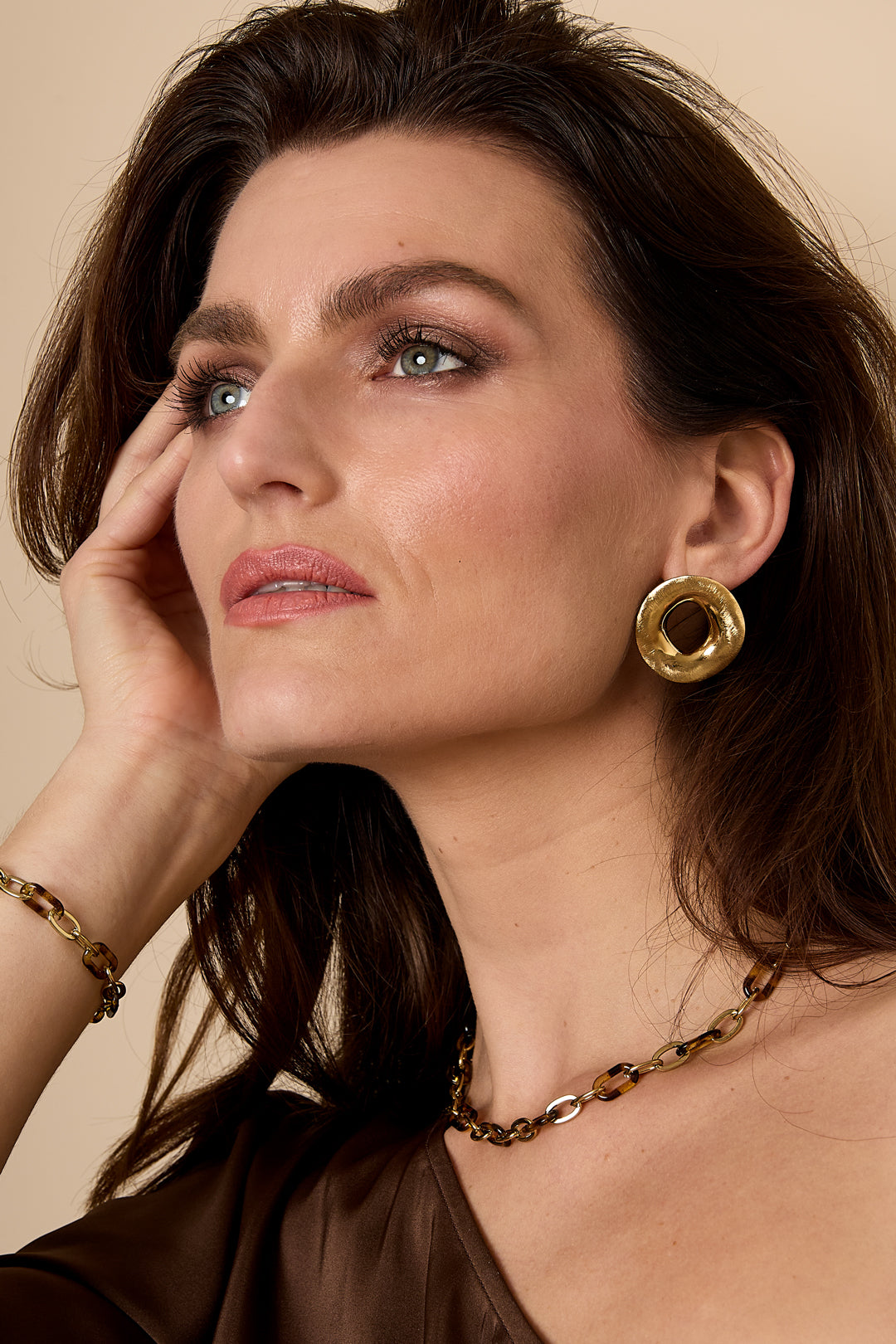 Goud & Zilver Statement Oorbellen RVS Rond Goud & Zilver – Soléa Orbit – detail close-up | Tudor Gems