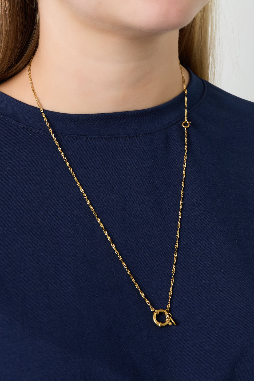 Goud Nova Minimal Necklace – Gouden RVS Ketting voor Dames – gedragen op model | Tudor Gems
