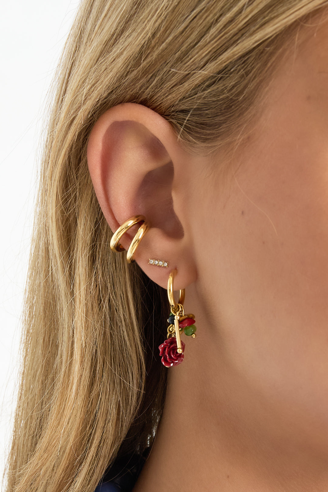 Isa Dubbele Ear Cuff RVS Goud – gedragen op model | Tudor Gems