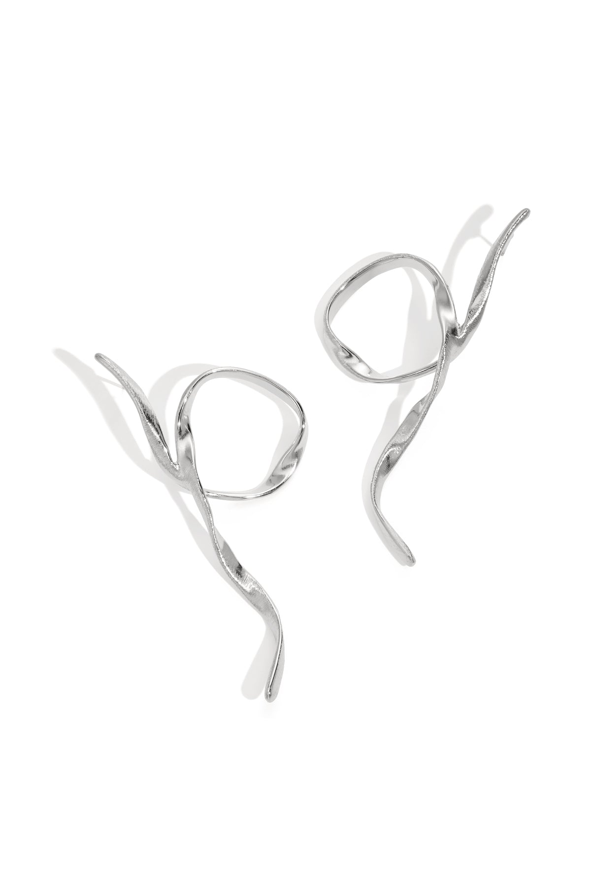 Goud & Zilver Luna Twist Statement Oorbellen RVS – Goud & Zilver – lifestyle shot | Tudor Gems