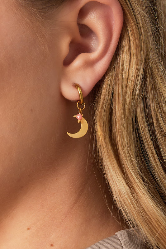 Goud & Roze Maan Oorbellen RVS Goud met Roze Accent – detail close-up | Tudor Gems