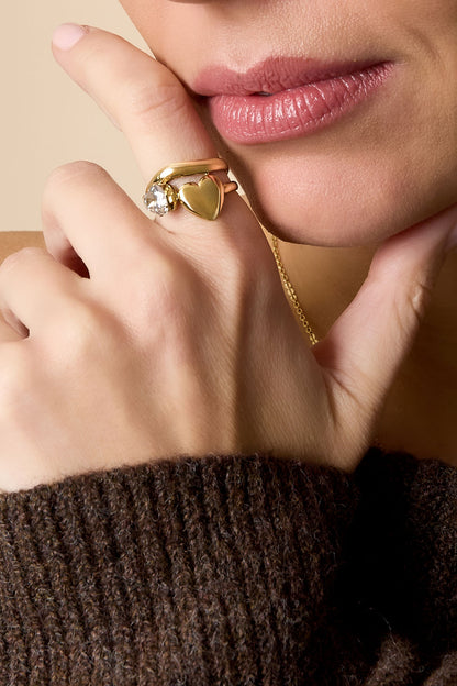 Goud Amora Heart Zircon Ring RVS Goud – gedragen op model | Tudor Gems