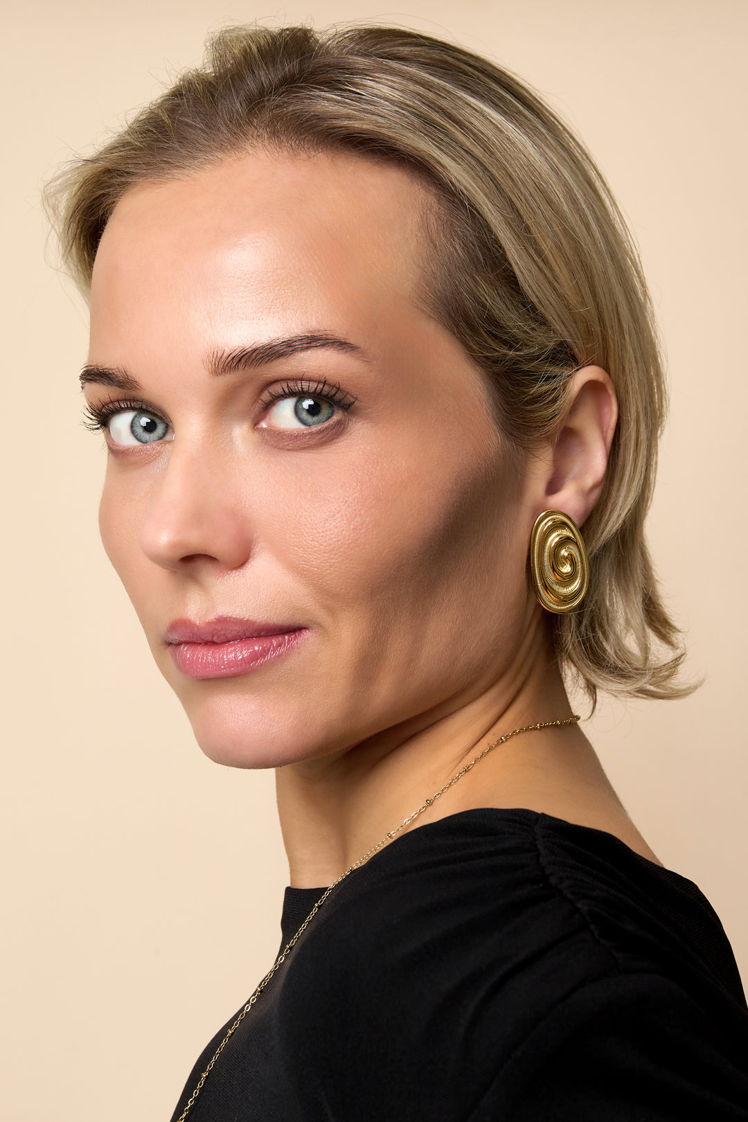 Goud Aurelia Spiralé Oorbellen Irregular Shape Goud RVS – detail close-up | Tudor Gems