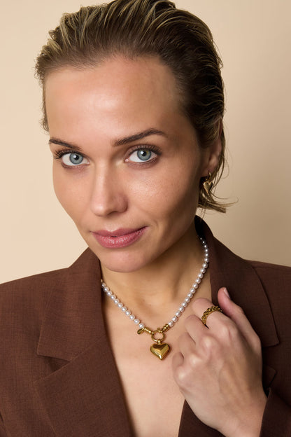 Goud & Zilver Aurielle Heart Pearl Ketting RVS Zilver – gedragen op model | Tudor Gems