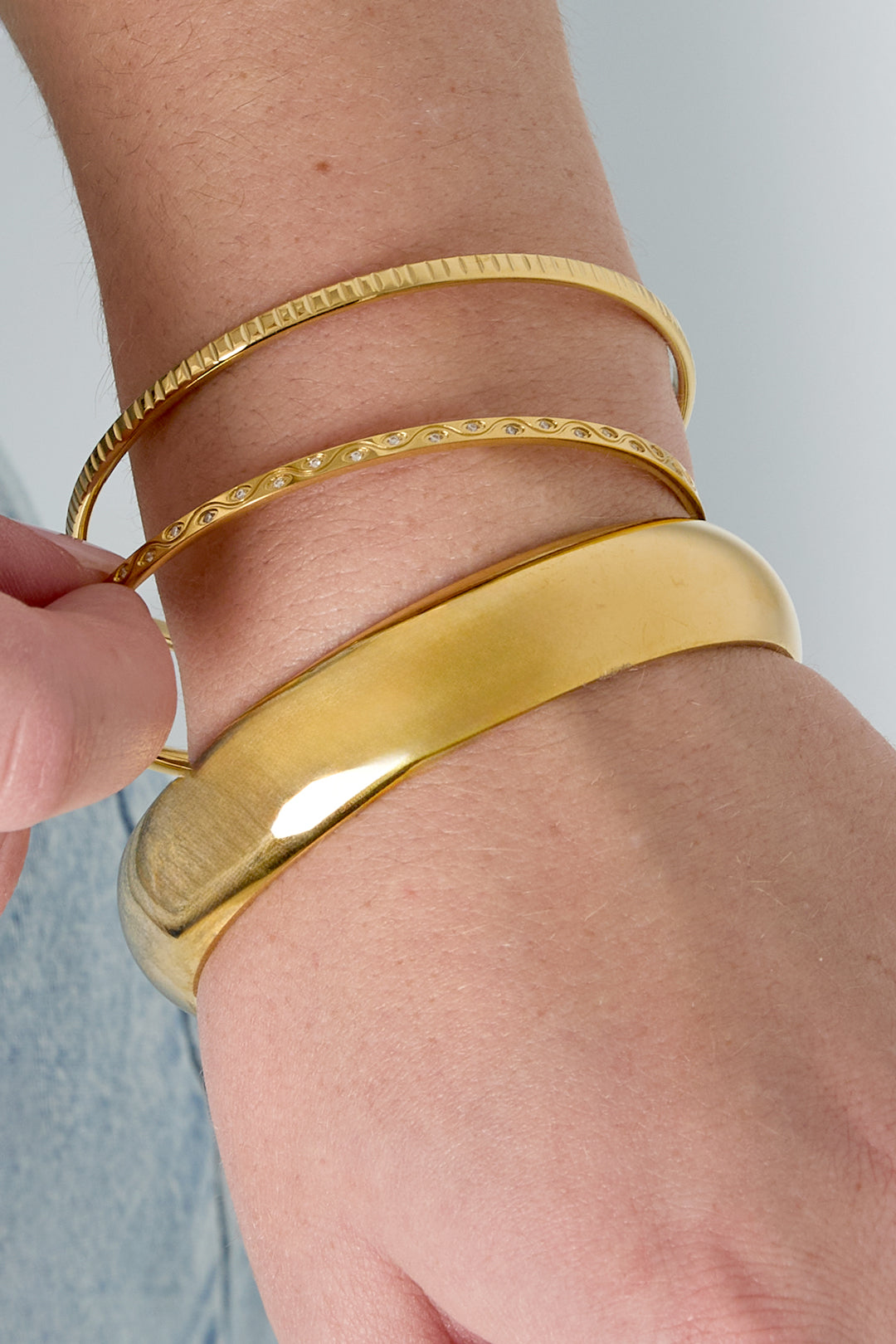 Goud & Zilver Loretta Crystal Bangle Armband RVS Goud & Zilver – gedragen op model | Tudor Gems