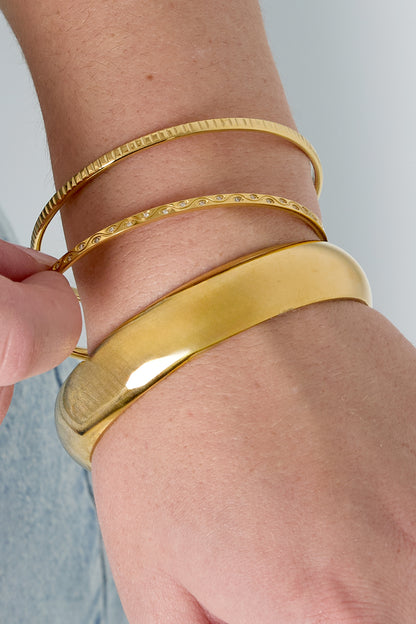 Goud & Zilver Loretta Crystal Bangle Armband RVS Goud & Zilver – gedragen op model | Tudor Gems