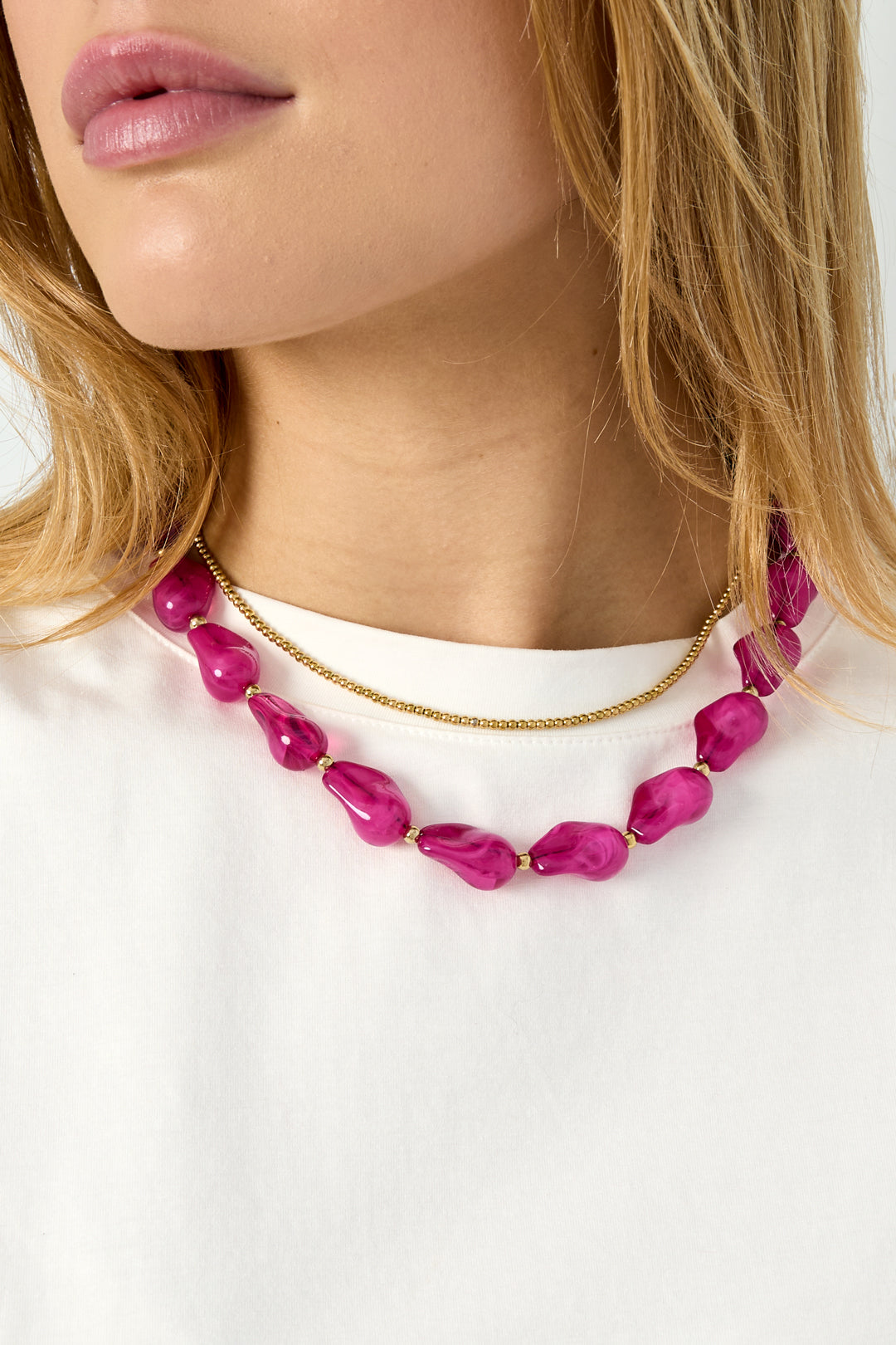 Roze Valencia Beaded Statement Ketting Bruin & Roze RVS – gedragen op model | Tudor Gems