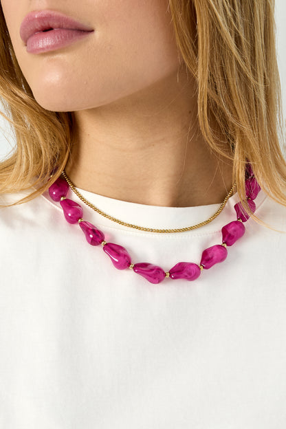 Roze Valencia Beaded Statement Ketting Bruin & Roze RVS – gedragen op model | Tudor Gems
