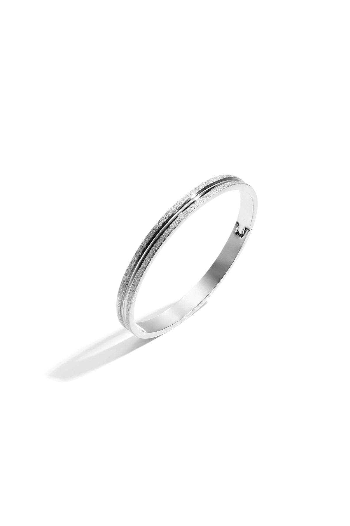 Goud & Zilver Valenza Textured Bangle RVS Goud & Zilver – gedragen op model | Tudor Gems