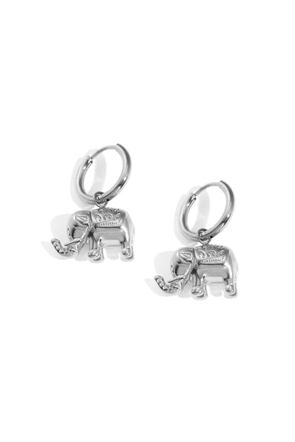 Goud & Zilver Elephant Charm Hoop Oorbellen RVS – Goud & Zilver – gedragen op model | Tudor Gems