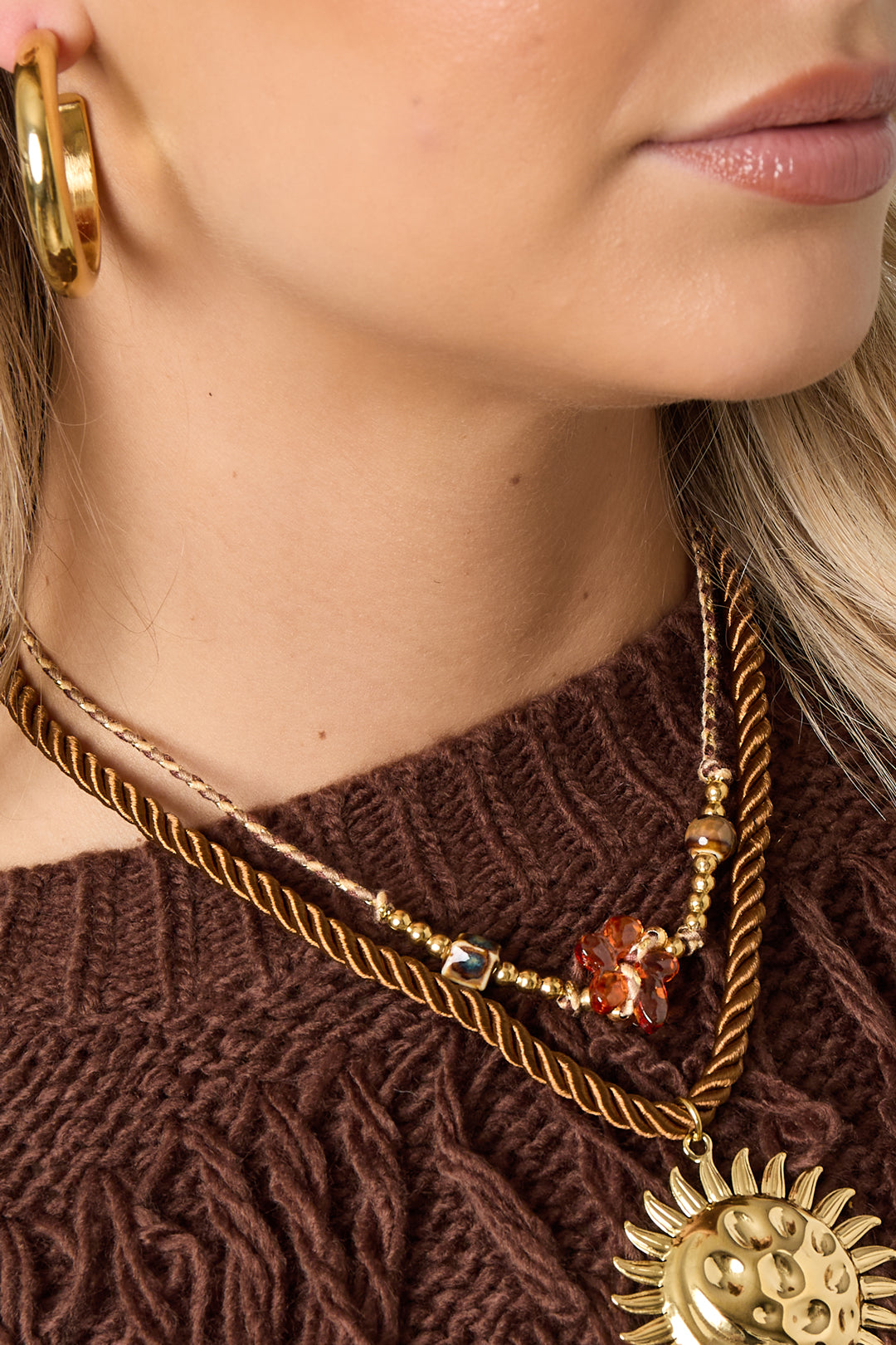 Seraphina Flower Beaded Ketting Rood Grijs Bruin RVS – lifestyle shot | Tudor Gems