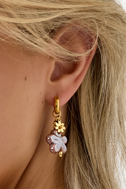 Celestia Flower Drop Oorbellen RVS Bruin & Rood – gedragen op model | Tudor Gems