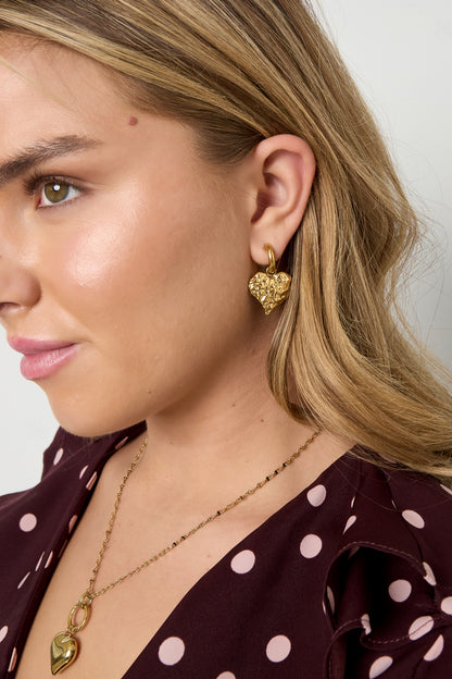 Goud RVS Hart Oorbellen Goud – Textured Heart Hoop Statement – detail close-up | Tudor Gems