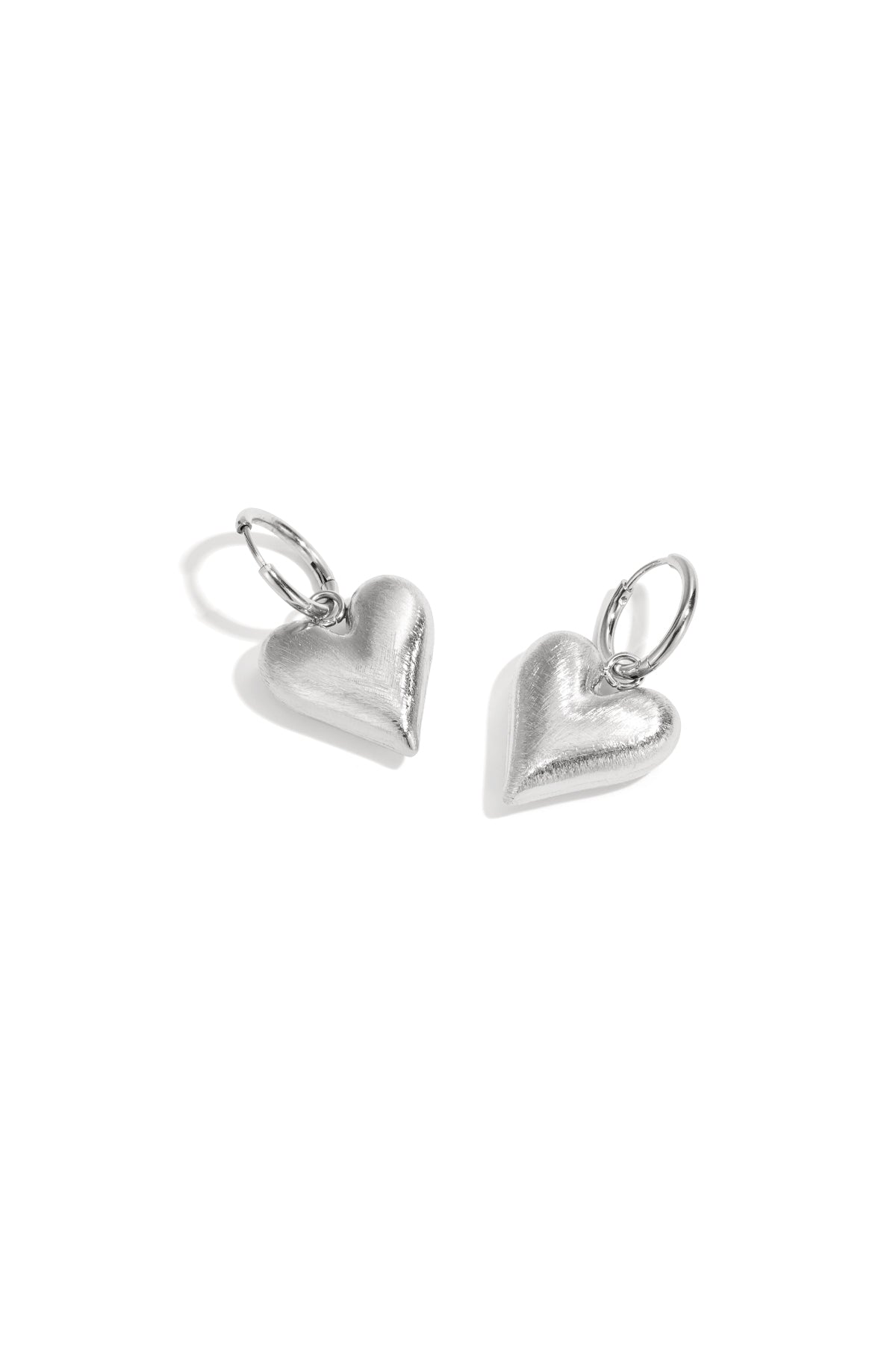 Zilver Zilveren RVS Hart Oorbellen – Minimalistische Hoop Chic – lifestyle shot | Tudor Gems