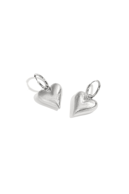 Zilver Zilveren RVS Hart Oorbellen – Minimalistische Hoop Chic – lifestyle shot | Tudor Gems