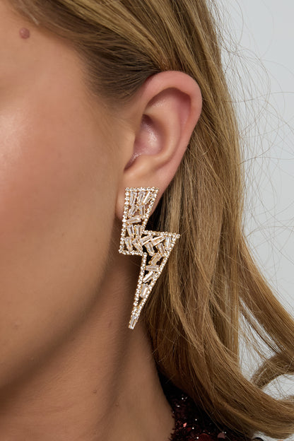 Goud & Zilver Stormflash Lightning Studs – Bliksem Oorbellen RVS Goud & Zilver – gedragen op model | Tudor Gems