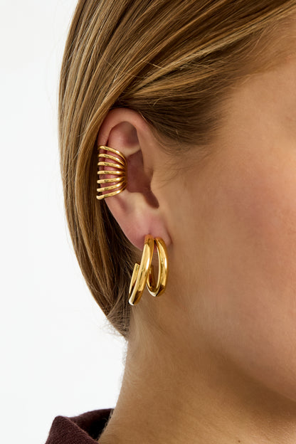 Yara Golf Ear Cuff RVS Goud – close-up gedragen op model | Tudor Gems