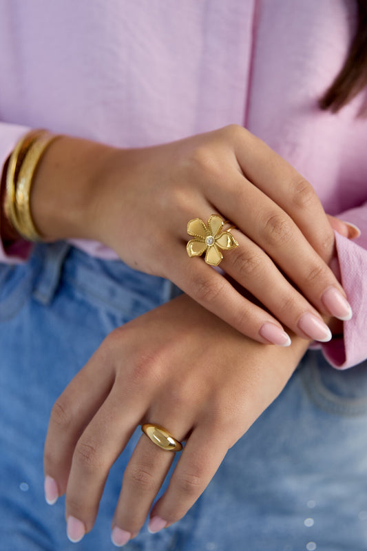 Fleurie Bloem Statement Ring RVS Goud — lifestyle shot | Tudor Gems